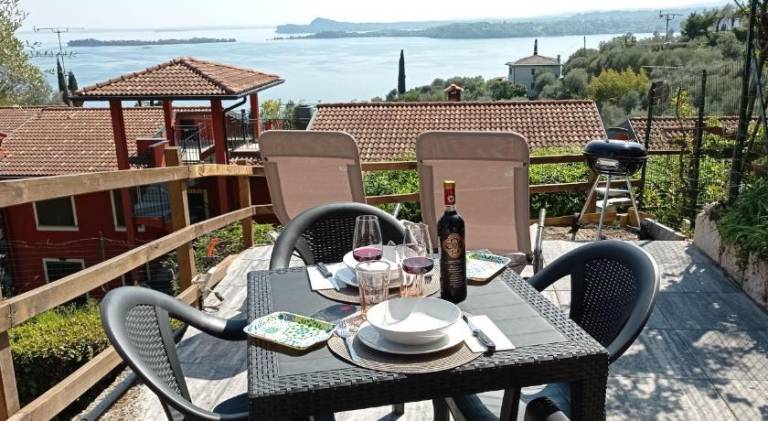 Holiday apartment with terrace & pool | Pets are welcome in Gardone Riviera