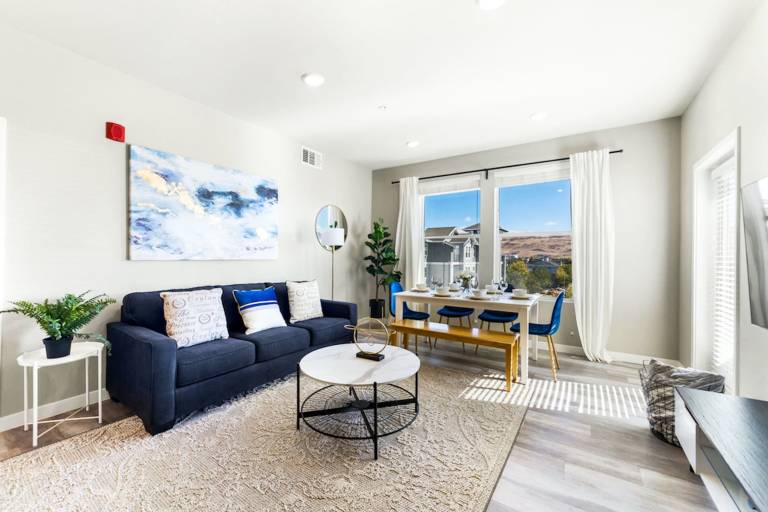 Designer Apt with Jacuzzi Pool Mountain Views in Sparks, NV