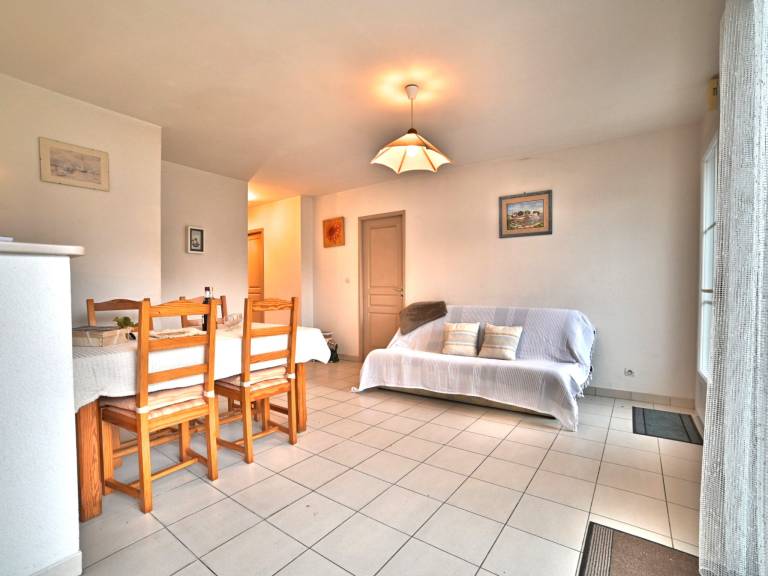 Family-oriented nice vacation home with barbecue, patio & yard | Pets allowed — photo 3