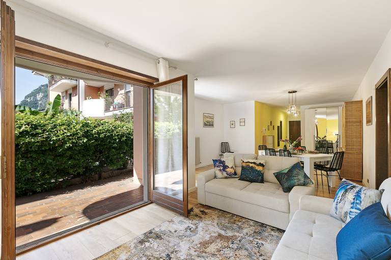 Apartment with yard & terrace | Mountain view — photo 2