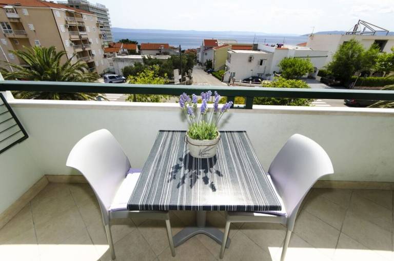 Beautiful rental apartment with patio | Garden view | Next to the beach | Dogs allowed in Tucepi