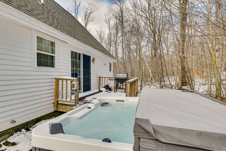 5 Mi to Mt Snow: West Dover Getaway w/ Hot Tub — photo 4