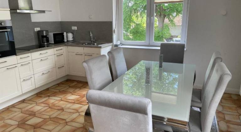 Serviced apartment with yard, BBQ & patio — photo 4