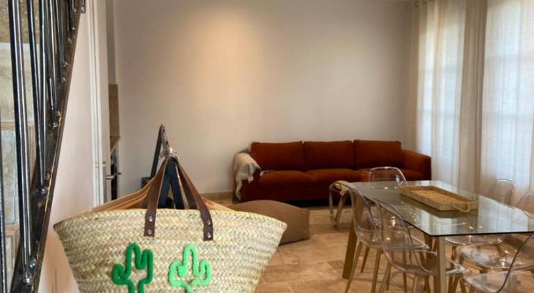 House with 1 room for 6 persons in Arles