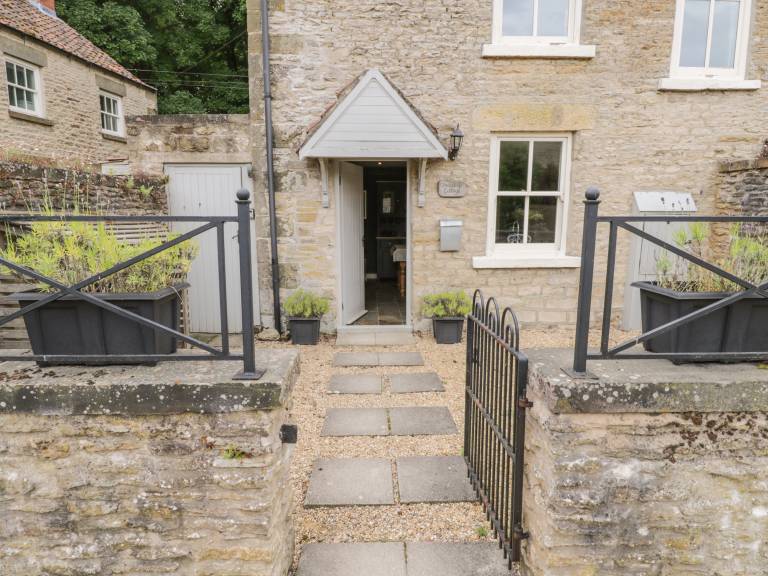 Cottage with garden — photo 2