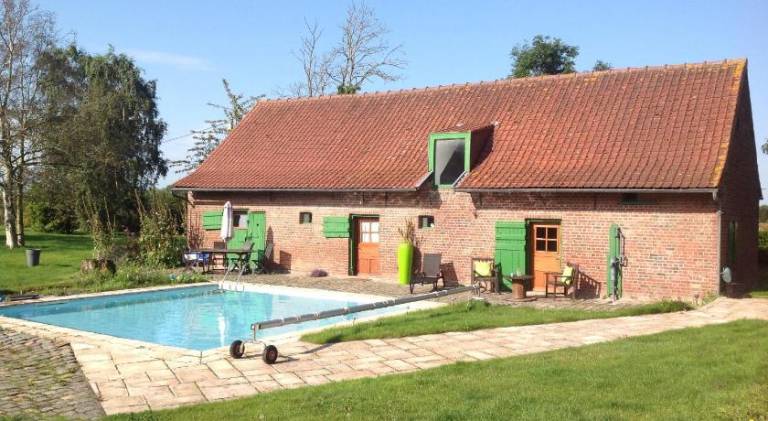 Vacation home with terrace, garden & BBQ in Calais