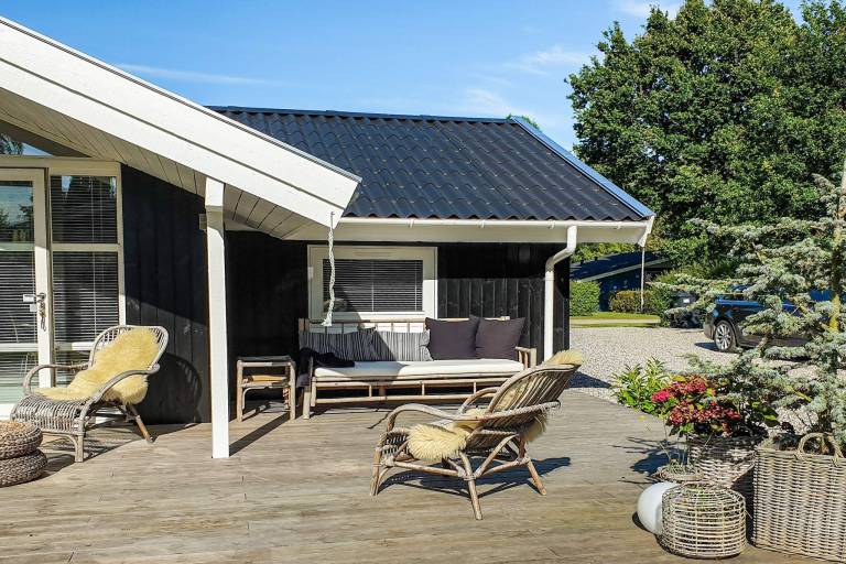 Vacation home with sauna & yard — photo 2