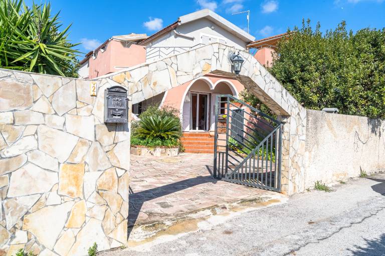 Villa 'Morgana' with Private Terrace, Wi-Fi and Air Conditioning in Syracuse