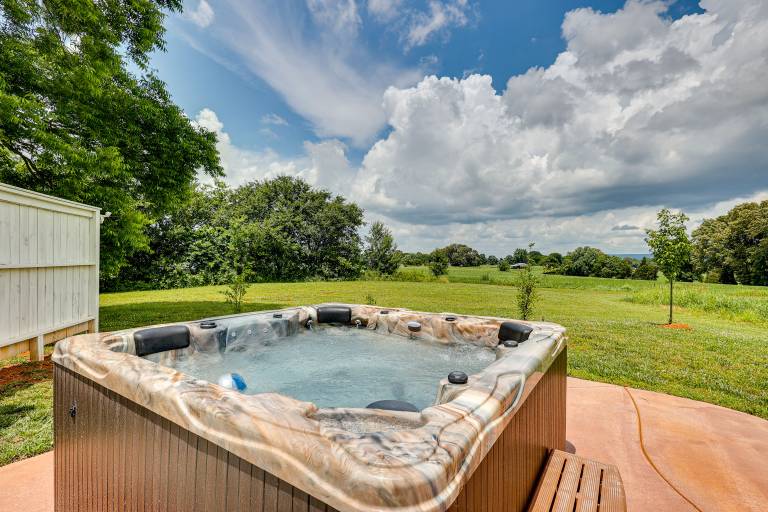 Cozy Tennessee Abode w Private Hot Tub & Fire Pit