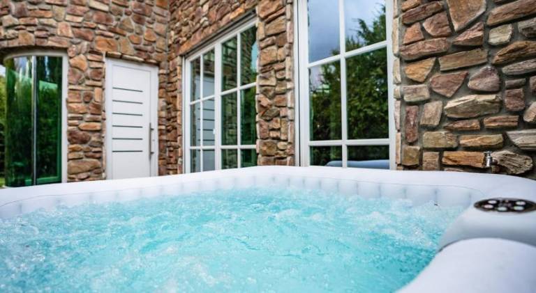 Vacation home with jacuzzi & pool | Dogs allowed — photo 2