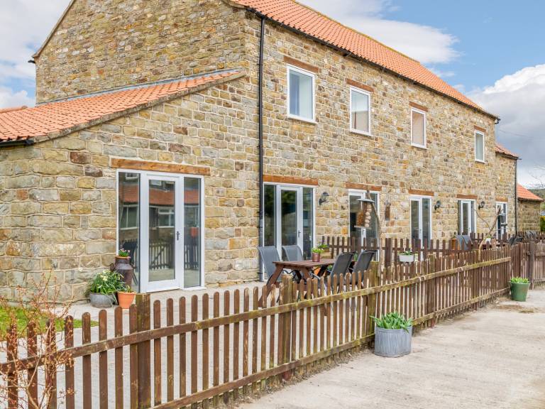 Cottage with grill & yard in Scarborough
