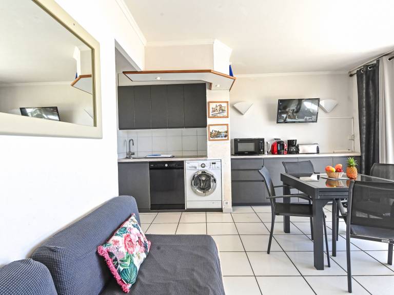 Apartment with pool, yard & terrace | Sea view — photo 4