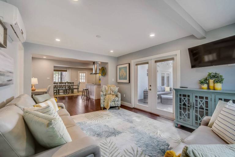 Room to Relax-Downtown Sarasota, Sleeps 8, Walkable Neighborhood — photo 4