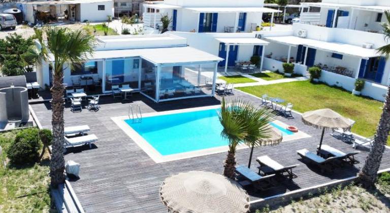 Apartment with pool, grill & yard — photo 3