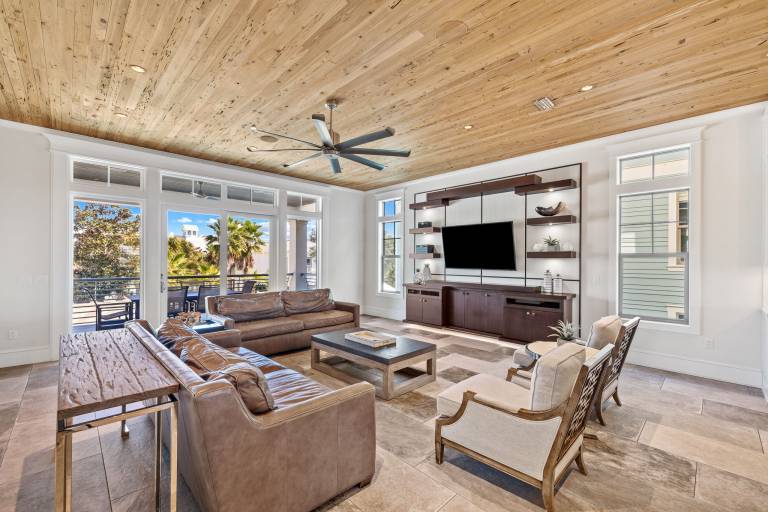 Family-oriented vacation home with grill, jacuzzi & private pool | Water view | Pets allowed — photo 4