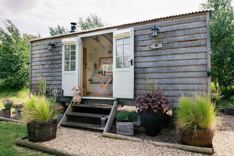 Herbie s Shepherd s Hut Wellness & Hot Tub