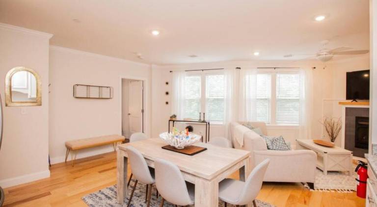 Stylish 2BR w Full Kitchen, Laundry & Cen Air — photo 2