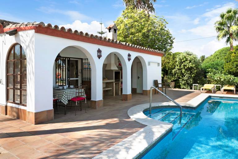 Fully equipped ample house with BBQ, private pool & patio | Garden view | Pet-friendly — photo 4