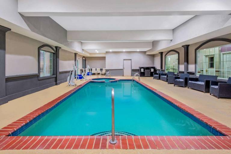 La Quinta Inn & Suites by Wyndham Gainesville — photo 3