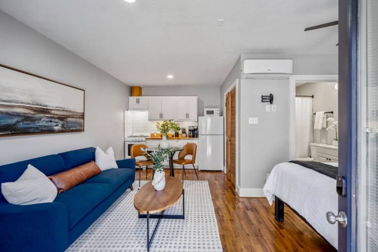 Urban Studio Retreat Near Downtown Houston