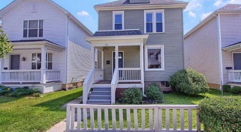 House with yard in Franklin, OH