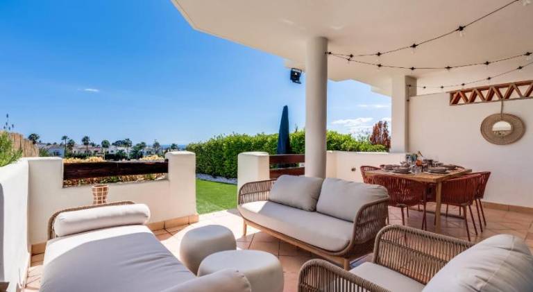Holiday apartment with heated pool, terrace & garden in Estepona