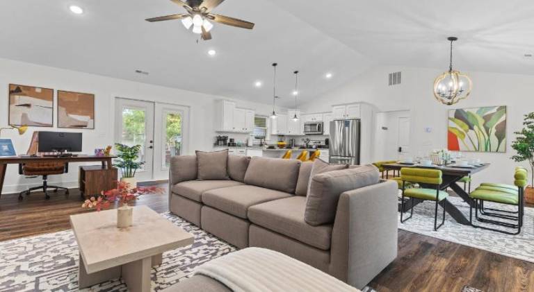 Ample vacation home | Pets are welcome in Jeffersonville, IN