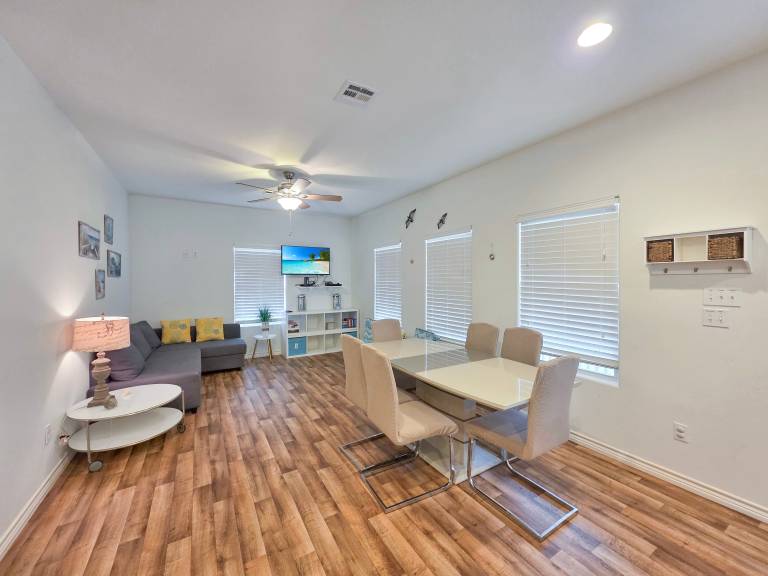 Vacation home with yard & grill | Beach view — photo 4