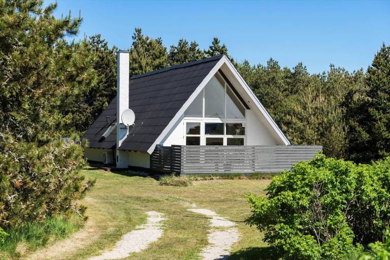 Fully equipped vacation home with terrace, sauna & barbeque | Pets allowed in Hvide Sande