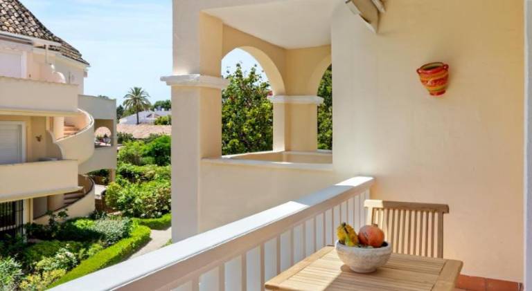 Holiday apartment with private pool, patio & garden — photo 3