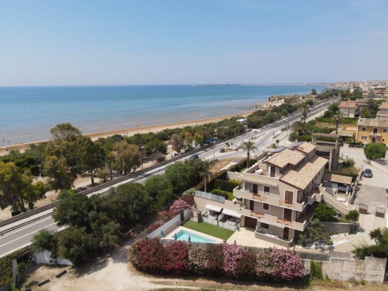 Child-friendly apartment with yard & private pool | Beach nearby | Dogs allowed — photo 3