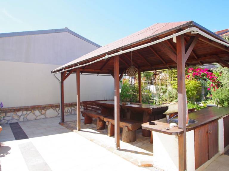 Holiday apartment with barbeque, patio & yard — photo 3