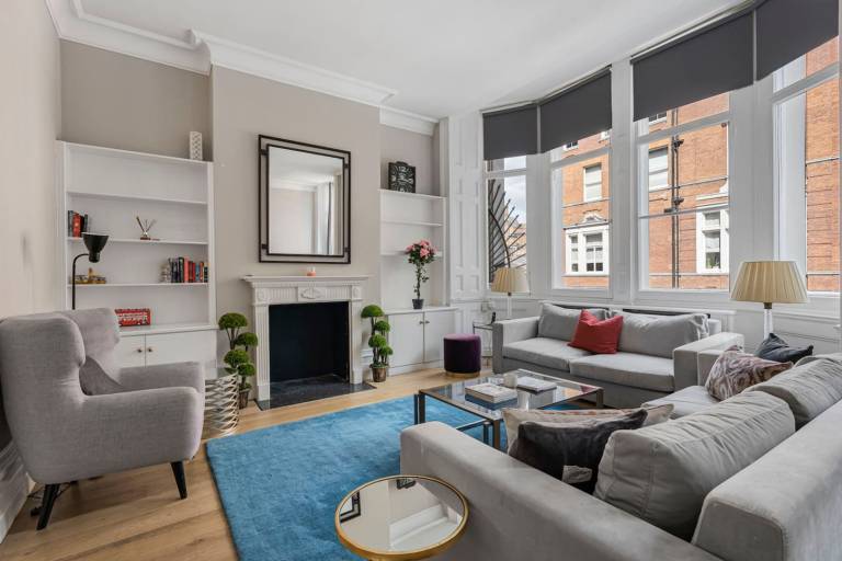 Cadogan Square Residence High Ceilings & Balcony