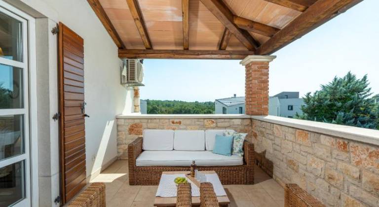 Villa with pool — photo 4