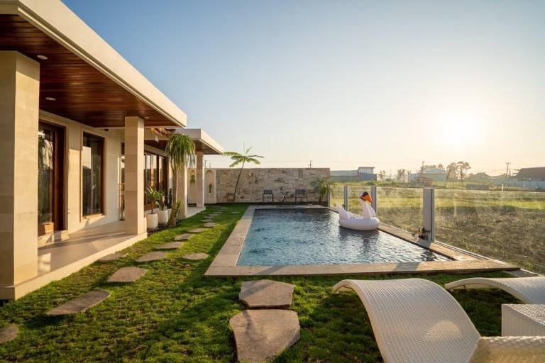 Big villa with terrace, pool & yard | Perfect for remote work | Dogs allowed — photo 3