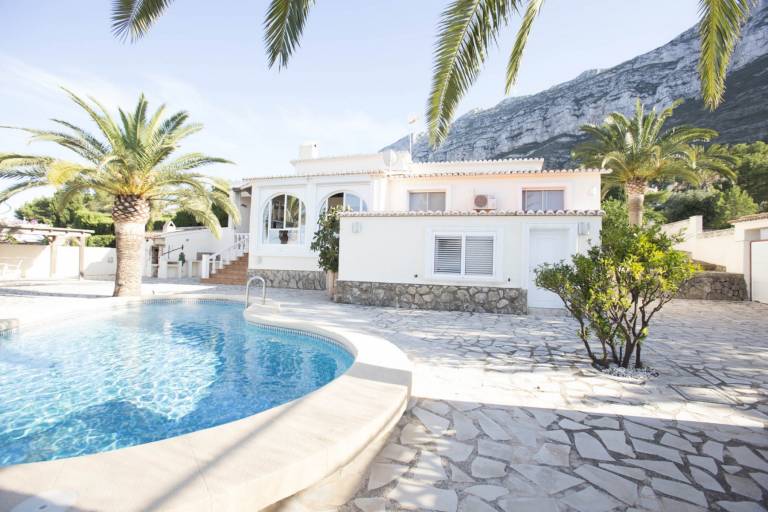 Villa with private pool, yard & barbeque — photo 4