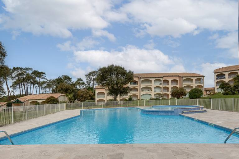 Holiday Apartment "Résidence moderne avec piscine" with Shared Pool, Terrace & Wi-Fi — photo 3
