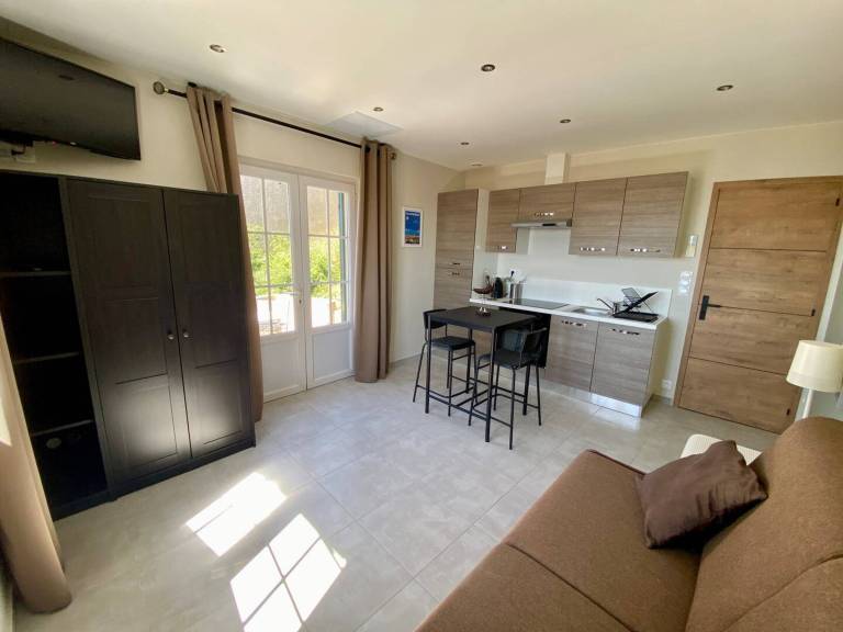 Air-Conditioned Apartment in Le Lavandou Center, Near Beach — photo 5