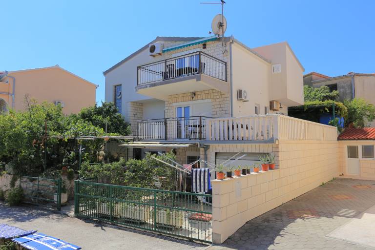 One bedroom apartment with terrace and sea view Bušinci, Čiovo (A-9450-b) in Trogir