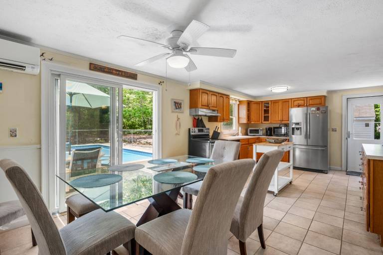 Family-oriented charming house with pool, patio & grill | Pets allowed — photo 3