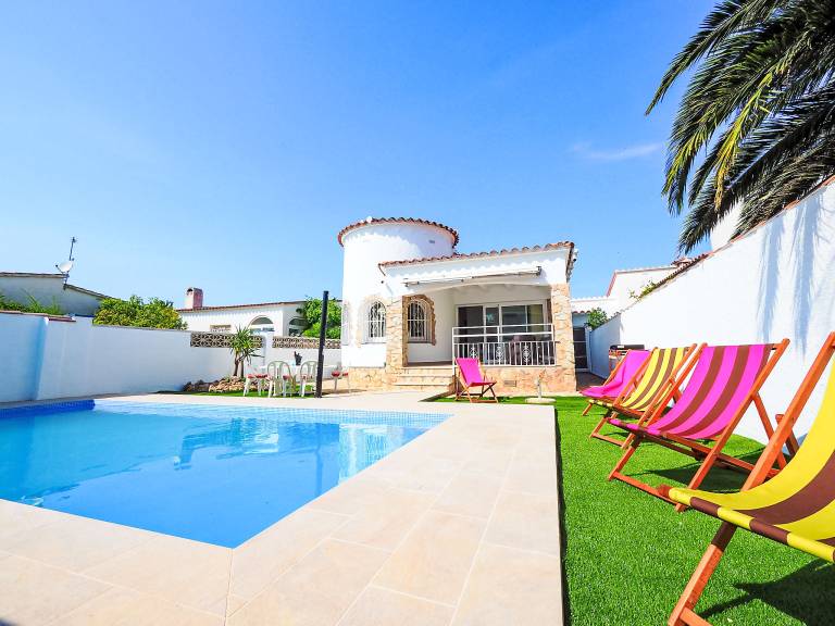 Fully equipped vacation home with patio, private pool & grill | Dogs allowed — photo 5