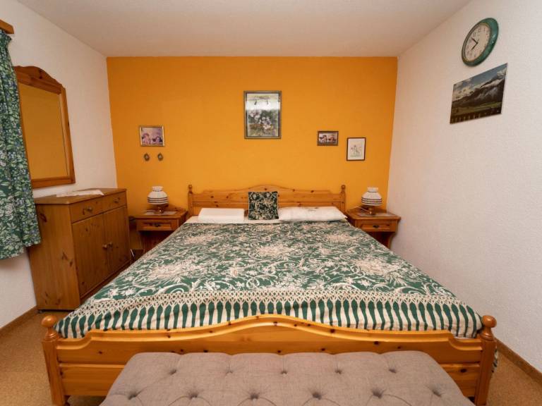 Ferienwohnung mit Hund in Degen, Obersaxen Mundaun für max. 6 Personen Ferienwohnung mit Hund in Degen, Obersaxen Mundaun für max. 6 Personen