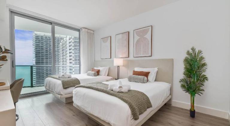 Luxurious Beachfront 2-Bedroom 2-Bathroom with balcony Condo at Lyft Resort & Residences - Miami Bea — photo 2