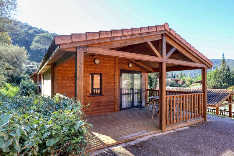 Chalet with terrace & pool in Toulon