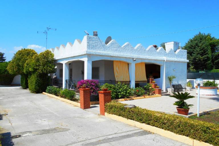 House with patio, barbeque & garden in Syracuse