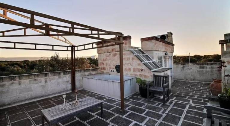 Apartment with patio — photo 4
