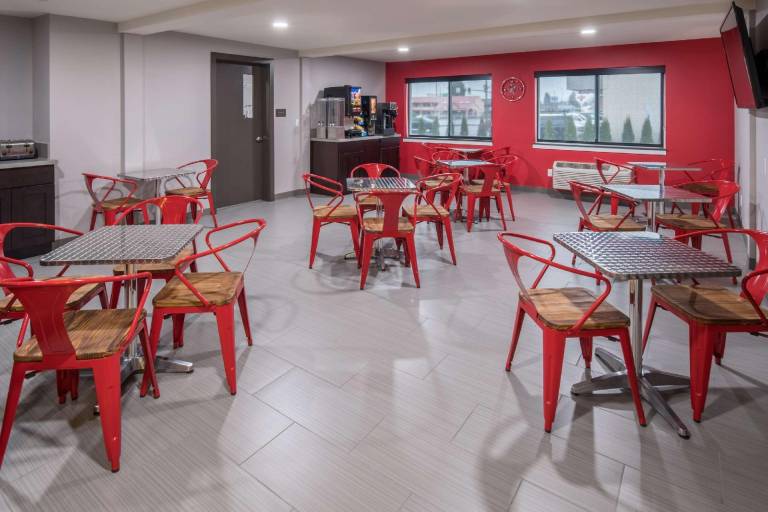 Red Lion Inn & Suites Everett — photo 3