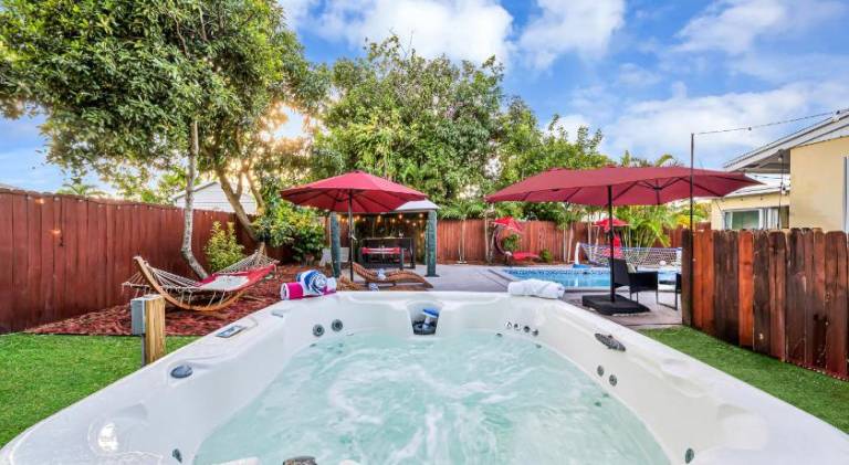 Heated Pool Spa BBQ Pool Table WiFi Near Beach-Downtown Fun in Palm Beach Gardens, FL
