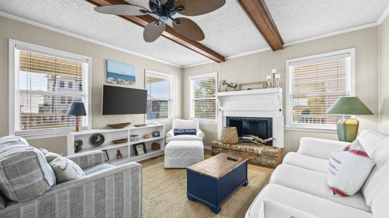 A honey of a beach house, across from the beach — photo 3