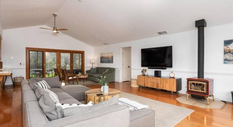 Pleasant vacation home with hot tub | Pet-friendly — photo 2